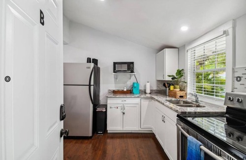 South Seminole Heights House | Seminole Heights 1BR with Historic Charm, Prime Location & Free Parking