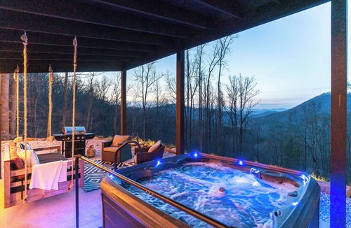 Franklin House | Serene and Private Luxury Dome with Amazing Mountain Range Views