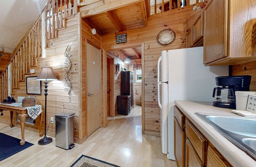 Townsend Cabin | Serene Cabin Escape, Near Downtown・Firepit・Hot Tub