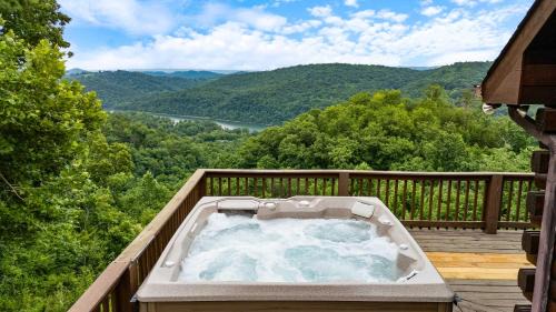 Tazewell House | Serene Mtn Cabin Retreat Lake Access Hot Tub