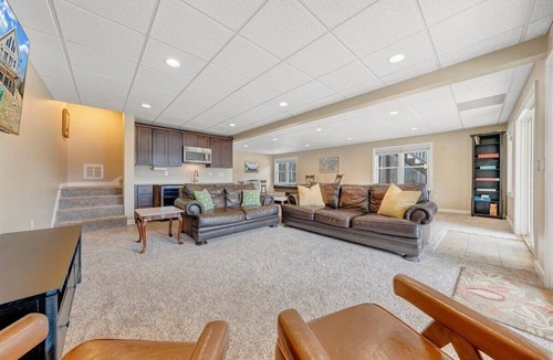 Huddleston House | Serene Stay: Your Perfect Lakefront, Family-Friendly Getaway