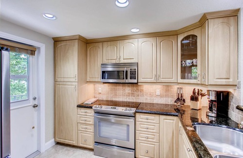 Bel Air Apartment | Serenity by the sea, 2 bedroom +den, 2 bath across the street from the beach