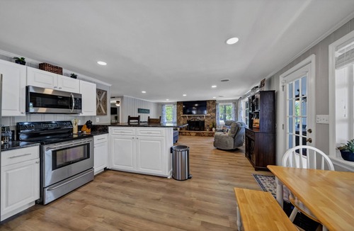 Chapin House | SERENITY NOW/Sunsets/Beach/Water On 3 Sides/Firepit/dock/boat ramp/Wi-Fi