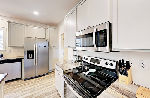 Weaverville House | Serenity Views Comfort - Hot Tub, Sunsets, King Suite, Chef's Kitchen, Dogs!