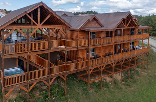 Sevierville Villa | Sevierville 140 - Eight Bedroom Villa, Sleeps 32