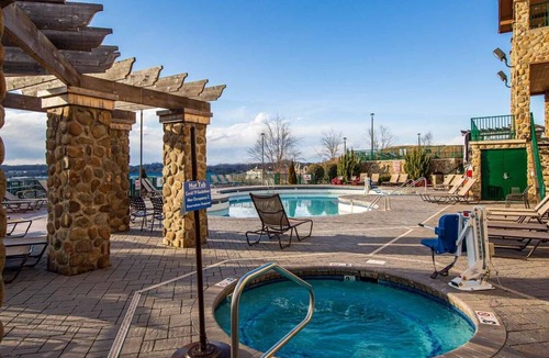 Sevierville Condo | Sevierville | Pool & Mountains | Nature Escape Stay