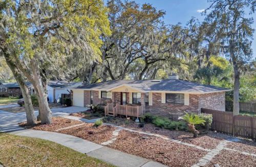 Jacksonville Beach House | Shady Oaks - Breezy retreat w patio & beach access