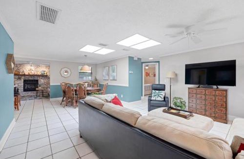 Jacksonville Beach House | Shady Oaks - Breezy retreat w patio & beach access