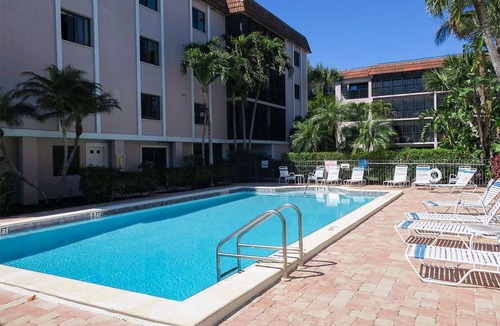 Sanibel Condo | Shorewood #2B Large, spacious 3BRM, 3BA condo with unbelievable view of Gulf. Beach front. Sleeps 6.