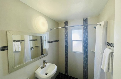 Indian Beach Sapphire Shores Hotel | Siesta Inn
