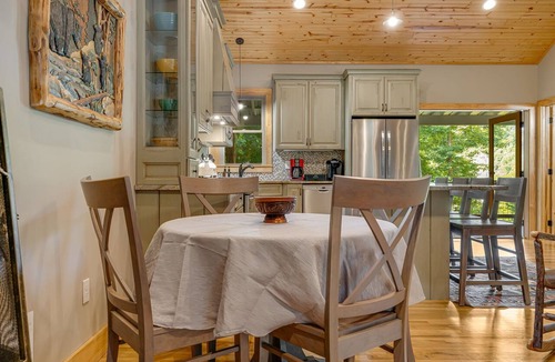Marshall Cabin | Silent Night by Carolina Mornings | Secluded Cabin w/Private Hot Tub & Fire Pit