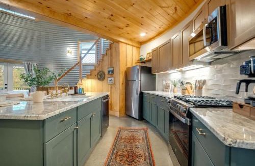 Lookout Valley Neighborhood Association House | Silo Stay with Pasture Views & Covered Hot Tub