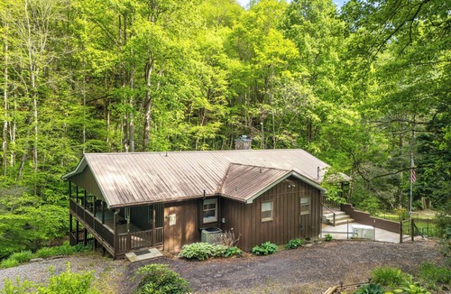 Whittier Cabin | Silver Creek Cabin - Creekside, Mountain Retreat