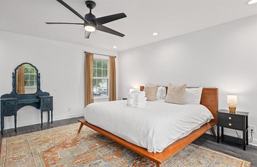 Mount Pleasant House | Six Mile Abode-5 Miles to Beach-Huge Yard