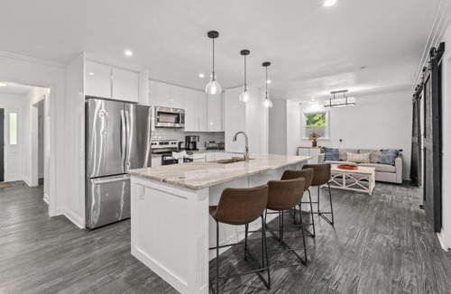 Mount Pleasant House | Six Mile Abode-5 Miles to Beach-Huge Yard
