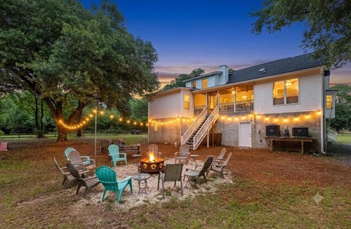 Mount Pleasant House | Six Mile Abode-5 Miles to Beach-Huge Yard
