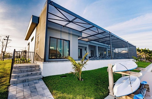 Eight Lakes House | Skyline Paradise Charming 5-bedroom house with WiFi and AC in lovely Cape Coral