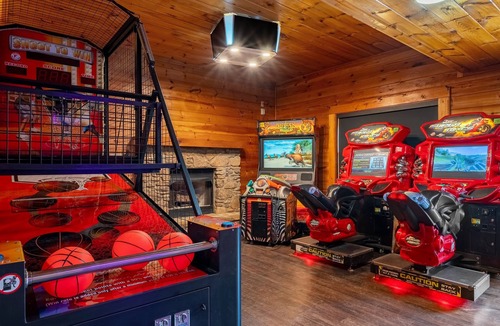 Sevierville Cabin | ~sleep22~arcade-golf-comm.pool-bunks-1.7mi to pkwy