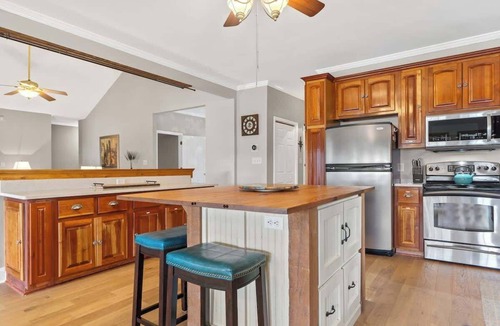 Eatonton House | Sleeps 14, Game Room,Movie Theater,Dock +MORE