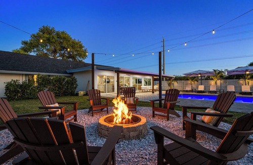 West Palm Beach House | Sleeps 16! Heated Pool+Pickleball+MiniGolf+Firepit
