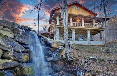 Mars Hill House | Sleeps 16 Hot Tub Sauna Dogs Welcome Ping Pong