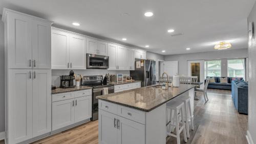 Winter Haven House | Sleeps 16+, Sports Team Friendly, Pet Friendly