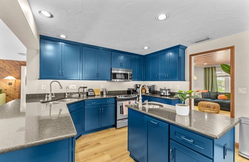 West Bradenton House | Sleeps 20~Basketball Court~Pool~Movie Room