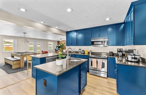 West Bradenton House | Sleeps 20~Basketball Court~Pool~Movie Room