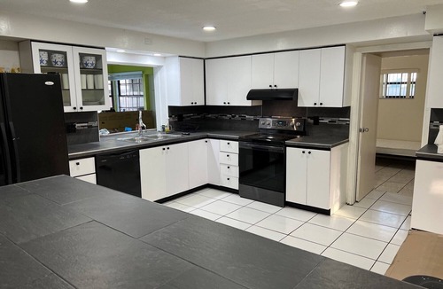 Pembroke Pines House | Sleeps 30 Large Heated Pool Home, 10 min to Hard Rock and 22 minutes to Beach