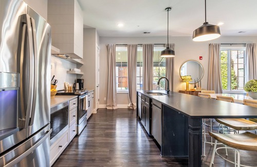 Germantown House | Sleeps 36! 3 Units, 5 Mins to DT | The Magnolia