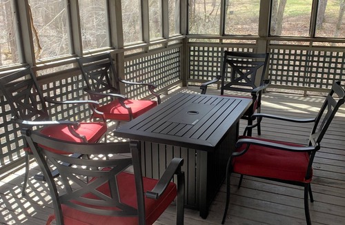Castleton House | Sleeps 4 w/screen porch and private Hot Tub