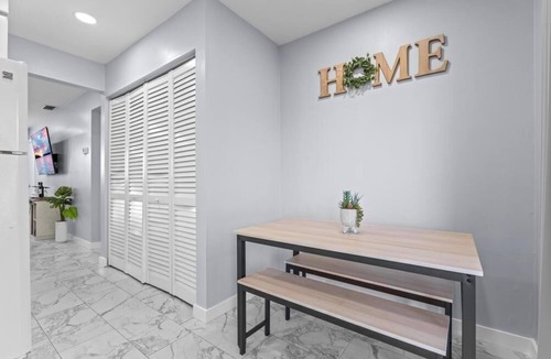 Lake Worth Apartment | Sleeps 6 PS5 + 65” TV Renovated 2-BR Fast WiFi 2 Parking Spaces