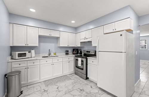 Lake Worth Apartment | Sleeps 6 PS5 + 65” TV Renovated 2-BR Fast WiFi 2 Parking Spaces