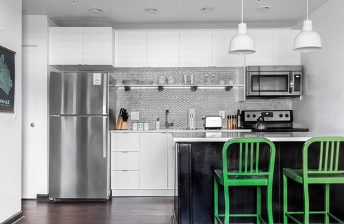Rutledge Hill House | Sleeps 8 | 4 SoBro Suites Near Bars, Dining & Live Music – by AvantStay