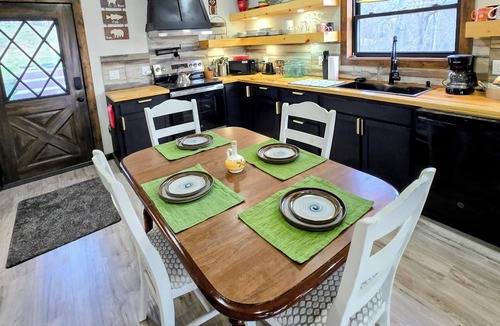 Seymour Cabin | Sleeps 9 · 3 King Suites · Ridgetop Farm Views · Dog Friendly