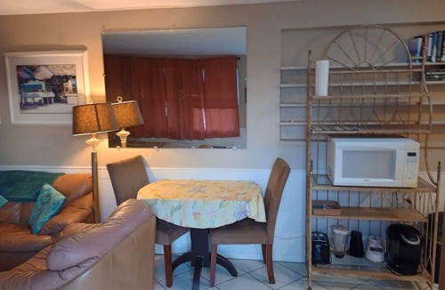 Bayshore Gardens Apartment | Smoke-free Bayshore Gardens 1-Room STUDIO Accessible to Bradenton/Sarasota