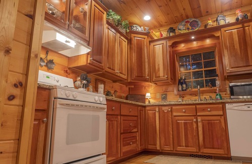 Townsend Cabin | Smokies Hideaway - 2 bdrms/2 bath, private, SECLUDED, BONFIRE pit, Large driveway