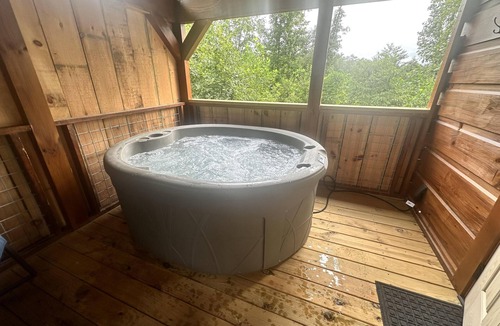 Union Mills Cabin | Snuggle Time - Hot Tub, Fireplace, Hiking, Wi-Fi
