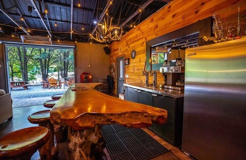 Copperhill Cabin | Snuggle Up Cozy Cabin with a Hot Tub!