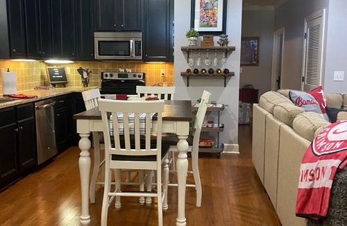Tuscaloosa Condo | Soho condo on The Strip, 2 1/2 blocks from Bryant-Denny Stadium