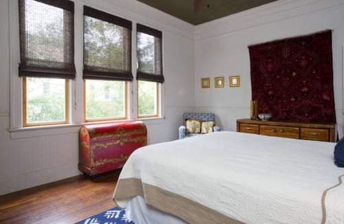 Thomas Square Condo | Solar Powered Suite In Starland