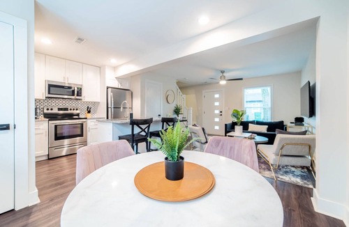 Villa Heights Apartment | Sophisticated Modern Home near NoDa, by Mansion™