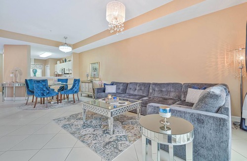 Naples Condo | Sophisticated Naples Lakefront Condo - Top Floor