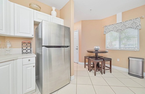 Naples Condo | Sophisticated Naples Lakefront Condo - Top Floor