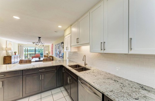 Vamo Condo | South Siesta Key Sunsets & Bay Views Updated 3BR, 3 BA just 4 miles to BEACH!