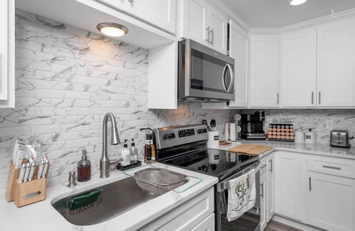 Southwest Raleigh House | Southern Charm, 3 King Bedrooms, Central