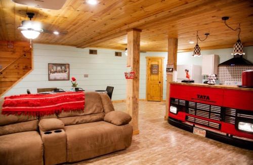 Scottsboro House | Southern Comfort Retreat with a private hot tub