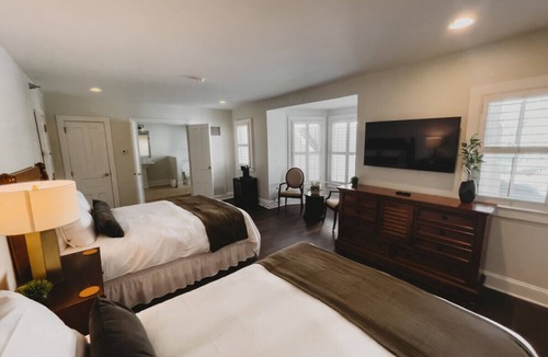 Downtown Hotel | Southern Pines The Jefferson Inn Deluxe 2-Queen Guestroom