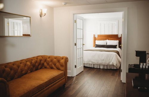 Downtown Hotel | Southern Pines The Jefferson Inn Deluxe 2-Queen Suite