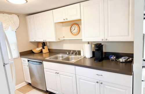 Southbank Apartment | Southside City Cottage with ample parking-Sleeps 5